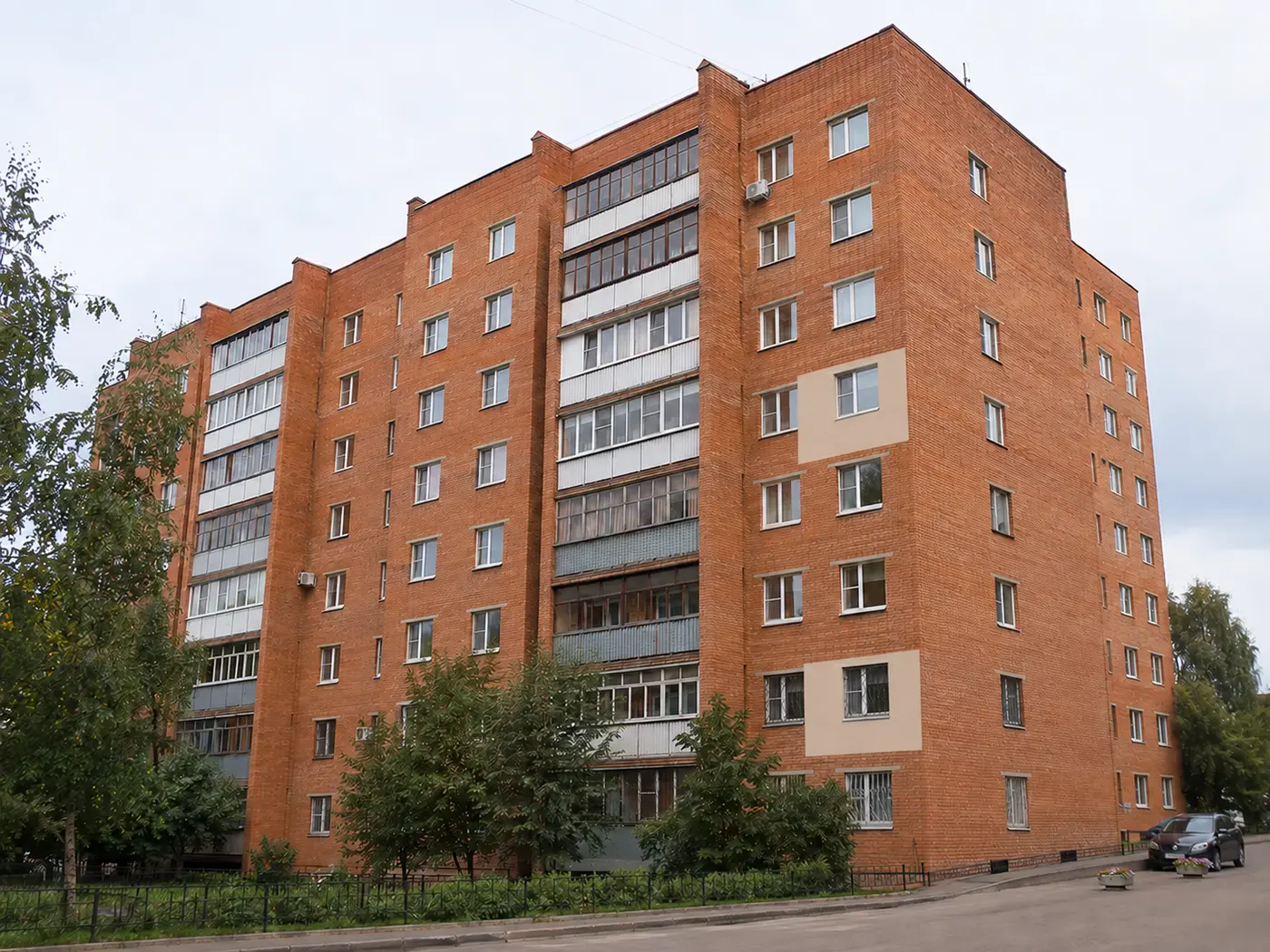 Кирпичный дом с двумя утеплёнными участками фасада